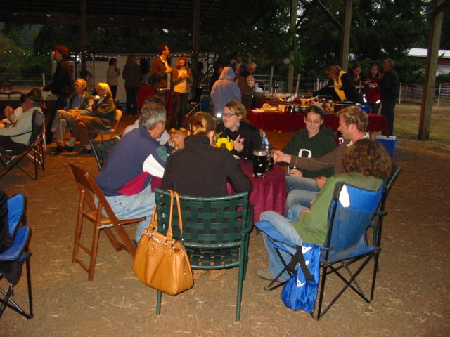 Im Uhrzeigersinn: Melanie (mit Tasche am Stuhl), Guenther, (unsichtbar), Franzi, Jennifer, Eric, (?)