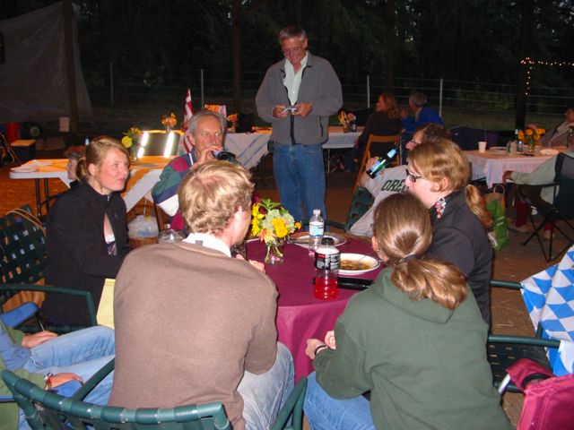 Im Uhrzeigersinn: Eric, Melanie, Guenther, Jochen (stehend), Franzi (mit Bayernfahne), Jennifer?