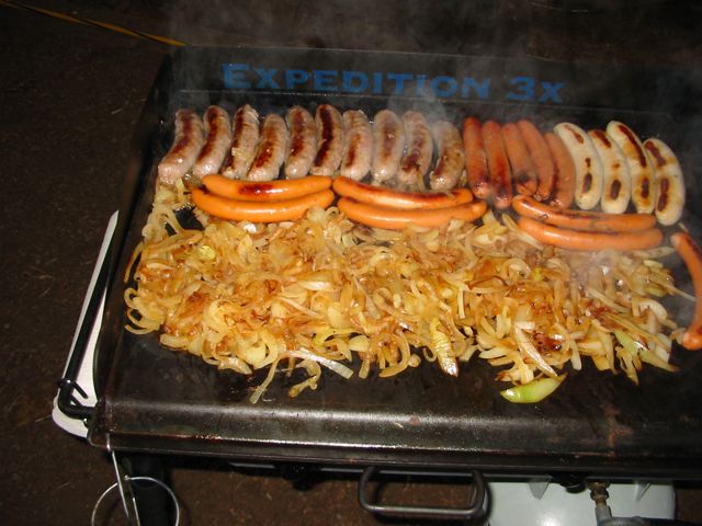 Gegrillte Wuerstl und Zwiebel