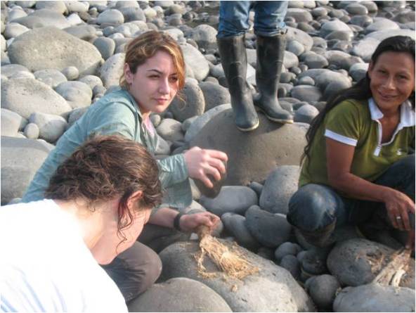 Felicia Madimenos, crushing barbasco. Photo: Sugiyama 2009.